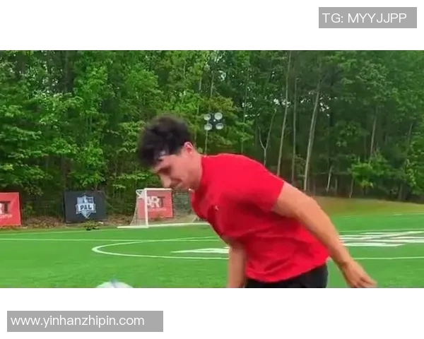 足球明星在中场练球感受与技巧分享的精彩瞬间